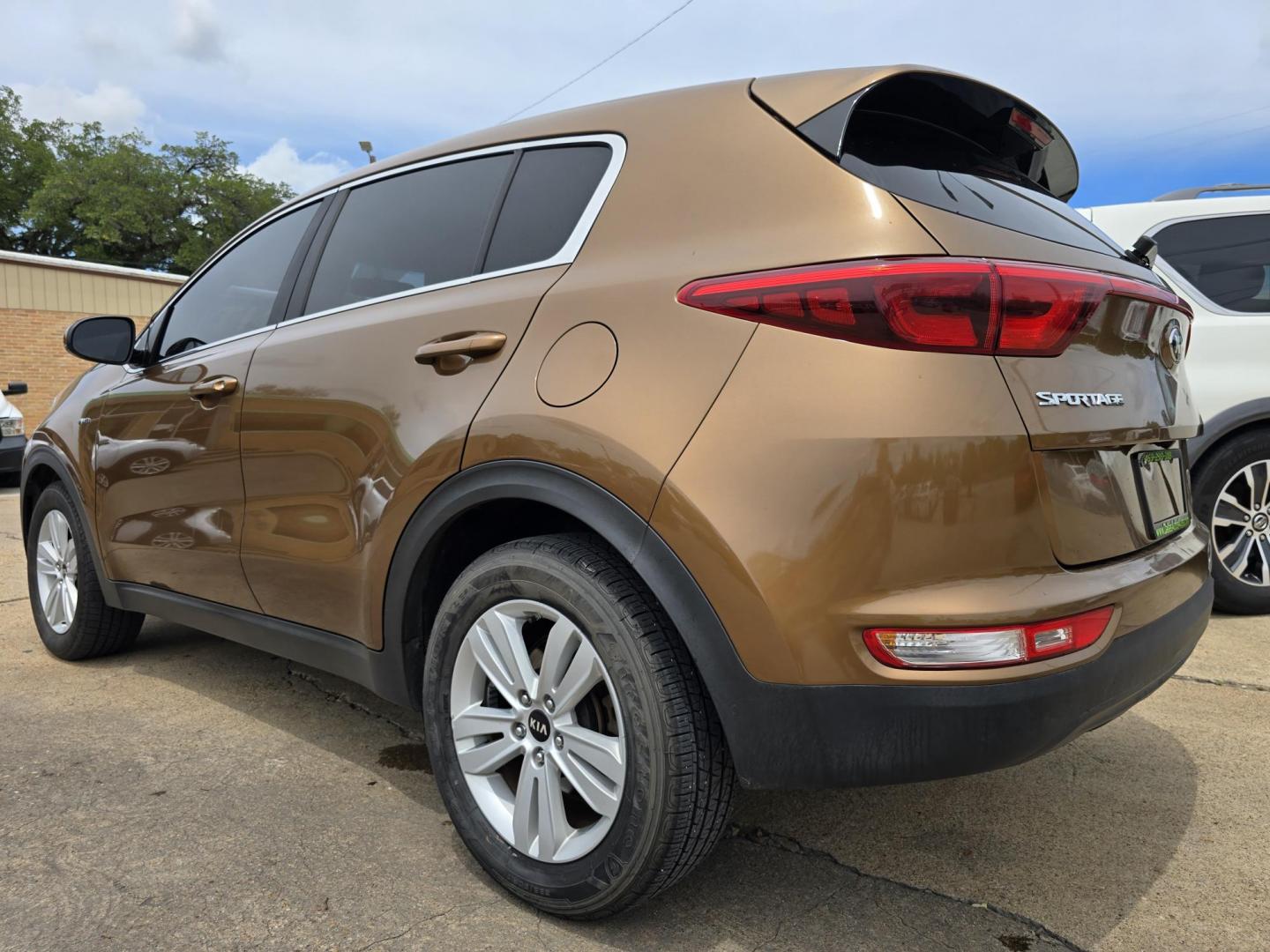 2017 BROWN Kia Sportage LX (KNDPMCAC3H7) with an 2.4L V6 DOHC 24V engine, 6A transmission, located at 2660 S.Garland Avenue, Garland, TX, 75041, (469) 298-3118, 32.885551, -96.655602 - Photo#5