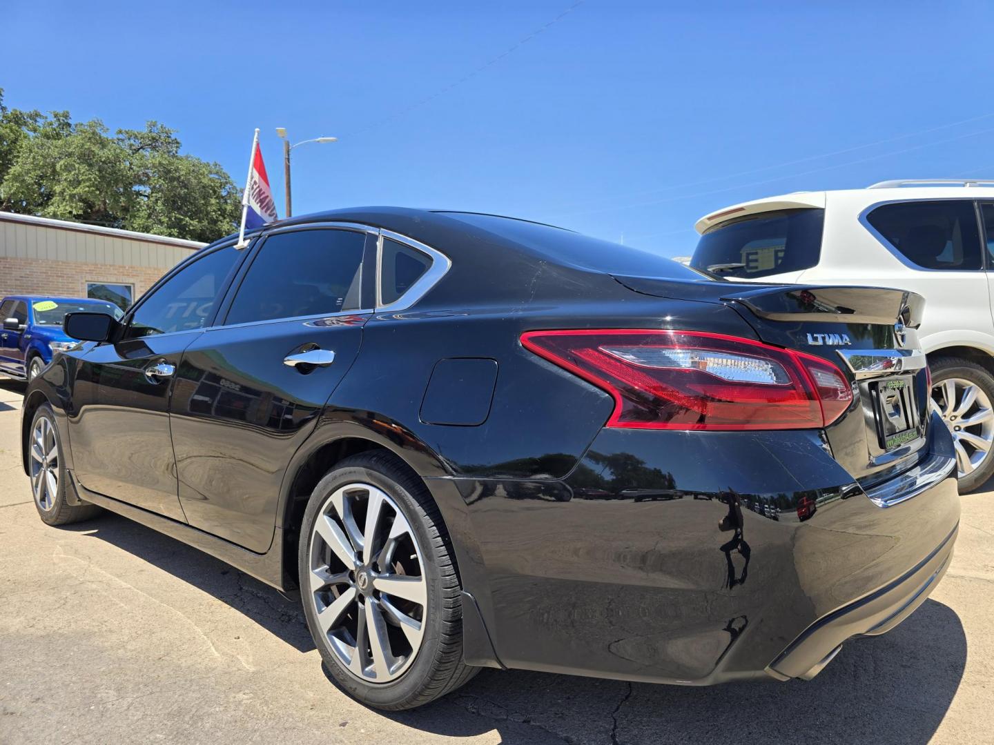 2017 BLACK Nissan Altima SR (1N4AL3AP4HC) with an 2.5L L4 DOHC 16V engine, CVT transmission, located at 2660 S.Garland Avenue, Garland, TX, 75041, (469) 298-3118, 32.885551, -96.655602 - Photo#5