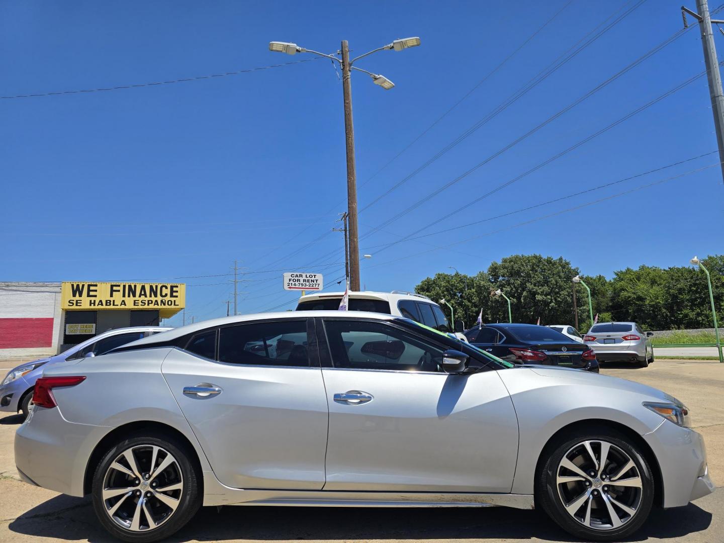 2017 SILVER Nissan Maxima 3.5 SV (1N4AA6AP2HC) with an 3.5L V6 DOHC 24V engine, CVT transmission, located at 2660 S.Garland Avenue, Garland, TX, 75041, (469) 298-3118, 32.885551, -96.655602 - Photo#2