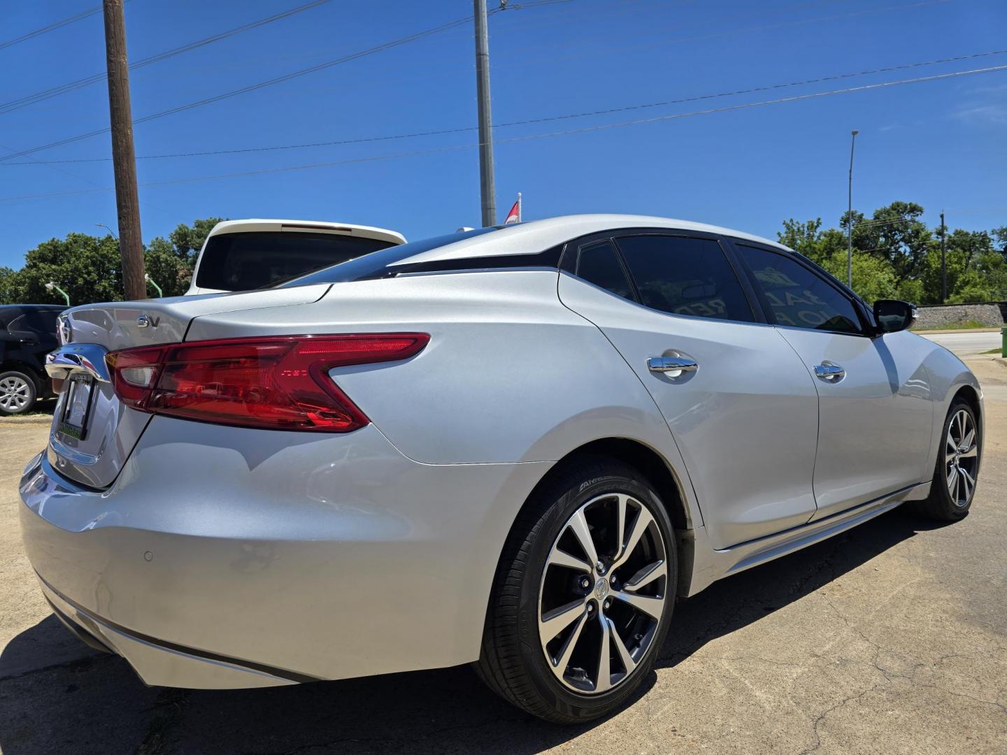 2017 SILVER Nissan Maxima 3.5 SV (1N4AA6AP2HC) with an 3.5L V6 DOHC 24V engine, CVT transmission, located at 2660 S.Garland Avenue, Garland, TX, 75041, (469) 298-3118, 32.885551, -96.655602 - Photo#3