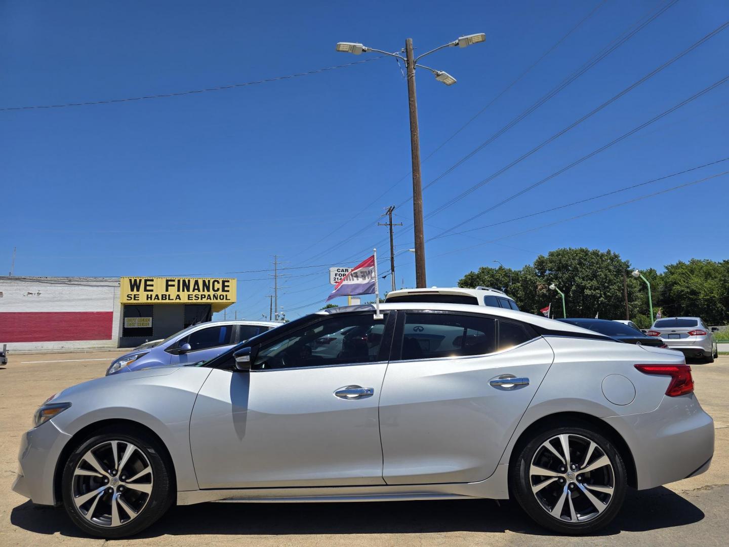 2017 SILVER Nissan Maxima 3.5 SV (1N4AA6AP2HC) with an 3.5L V6 DOHC 24V engine, CVT transmission, located at 2660 S.Garland Avenue, Garland, TX, 75041, (469) 298-3118, 32.885551, -96.655602 - Photo#6