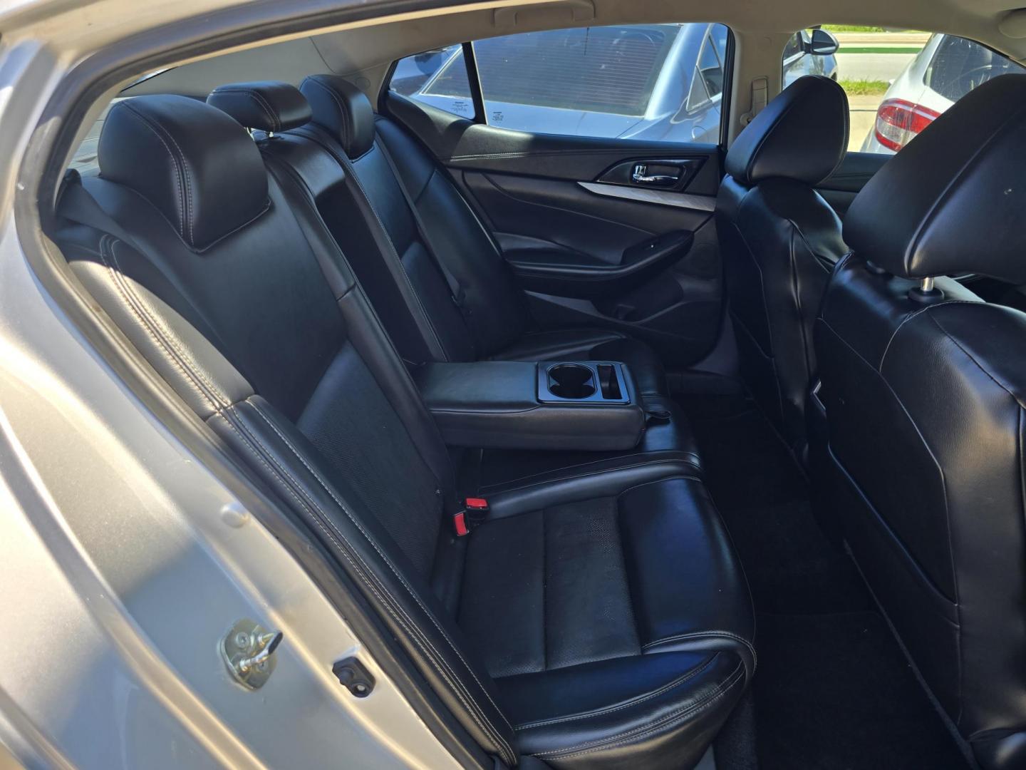2017 SILVER Nissan Maxima 3.5 SV (1N4AA6AP2HC) with an 3.5L V6 DOHC 24V engine, CVT transmission, located at 2660 S.Garland Avenue, Garland, TX, 75041, (469) 298-3118, 32.885551, -96.655602 - Photo#18