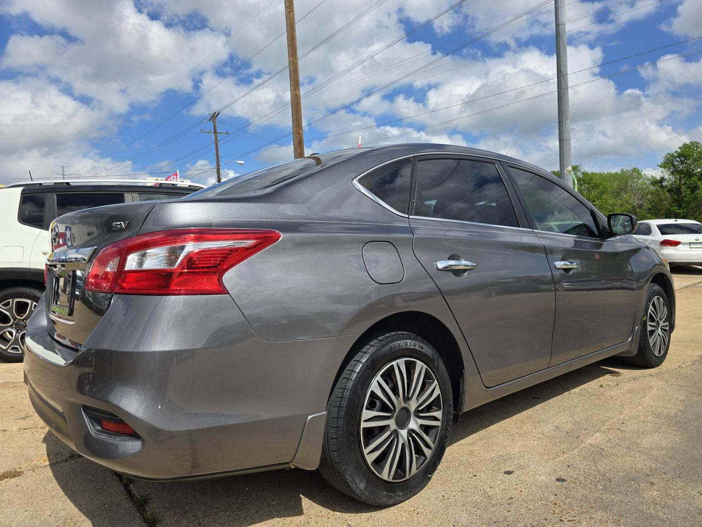 2017 GRAY Nissan Sentra S (3N1AB7AP0HY) with an 1.8L L4 SFI DOHC 16V engine, AUTO transmission, located at 2660 S.Garland Avenue, Garland, TX, 75041, (469) 298-3118, 32.885551, -96.655602 - Photo#3