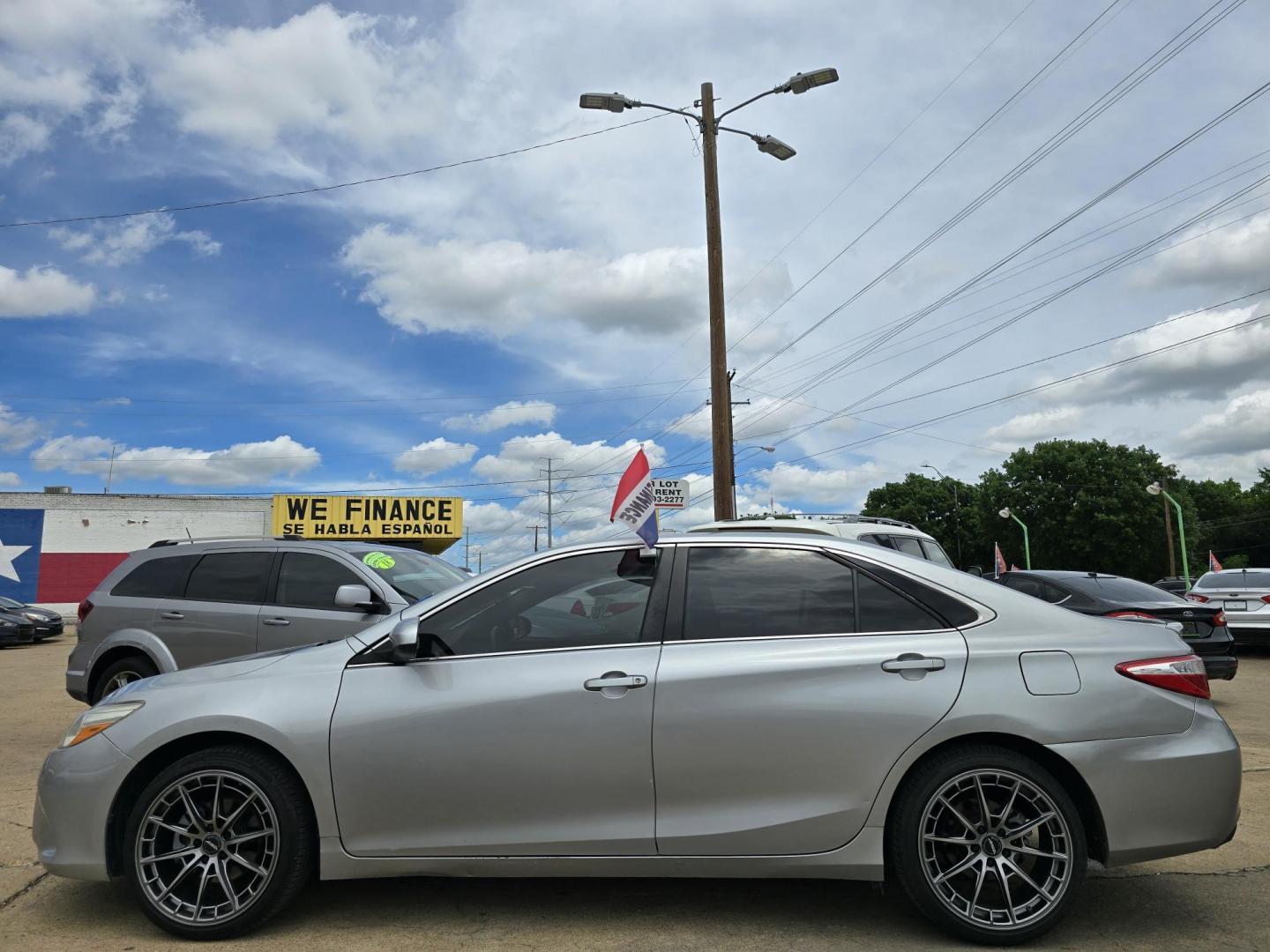 2017 SILVER Toyota Camry SE (4T1BF1FK6HU) with an 2.5L L4 DOHC 16V engine, 6A transmission, located at 2660 S.Garland Avenue, Garland, TX, 75041, (469) 298-3118, 32.885551, -96.655602 - BRAND NEW 19" WHEELS/TIRES! - Photo#6