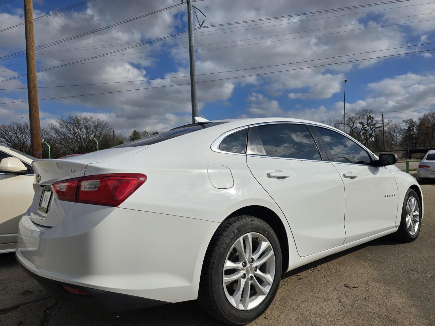 2018 WHITE Chevrolet Malibu LT (1G1ZD5ST2JF) with an 1.5L L4 DOHC 16V engine, 6A transmission, located at 2660 S.Garland Avenue, Garland, TX, 75041, (469) 298-3118, 32.885551, -96.655602 - Photo#3