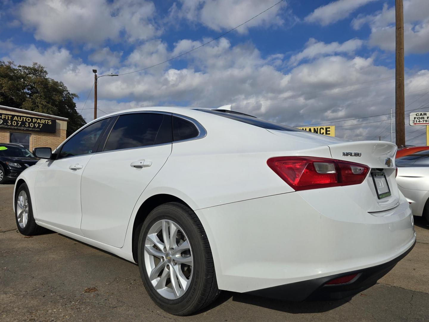 2018 WHITE Chevrolet Malibu LT (1G1ZD5ST2JF) with an 1.5L L4 DOHC 16V engine, 6A transmission, located at 2660 S.Garland Avenue, Garland, TX, 75041, (469) 298-3118, 32.885551, -96.655602 - Photo#5