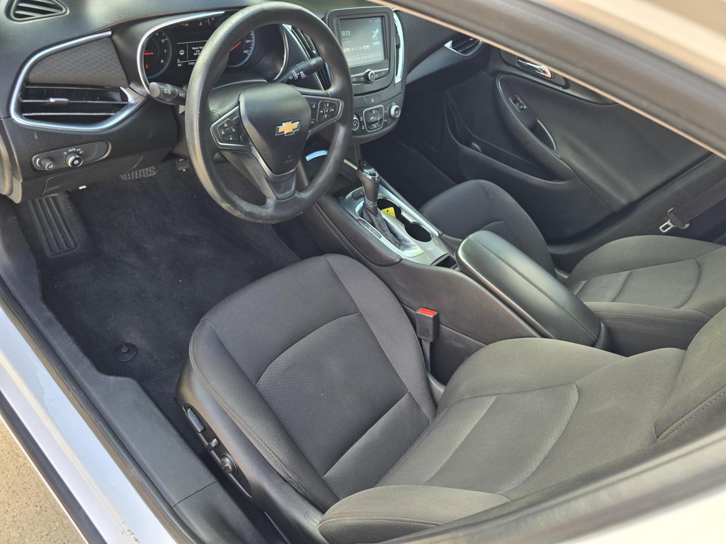 2018 WHITE Chevrolet Malibu LT (1G1ZD5ST2JF) with an 1.5L L4 DOHC 16V engine, 6A transmission, located at 2660 S.Garland Avenue, Garland, TX, 75041, (469) 298-3118, 32.885551, -96.655602 - Photo#10