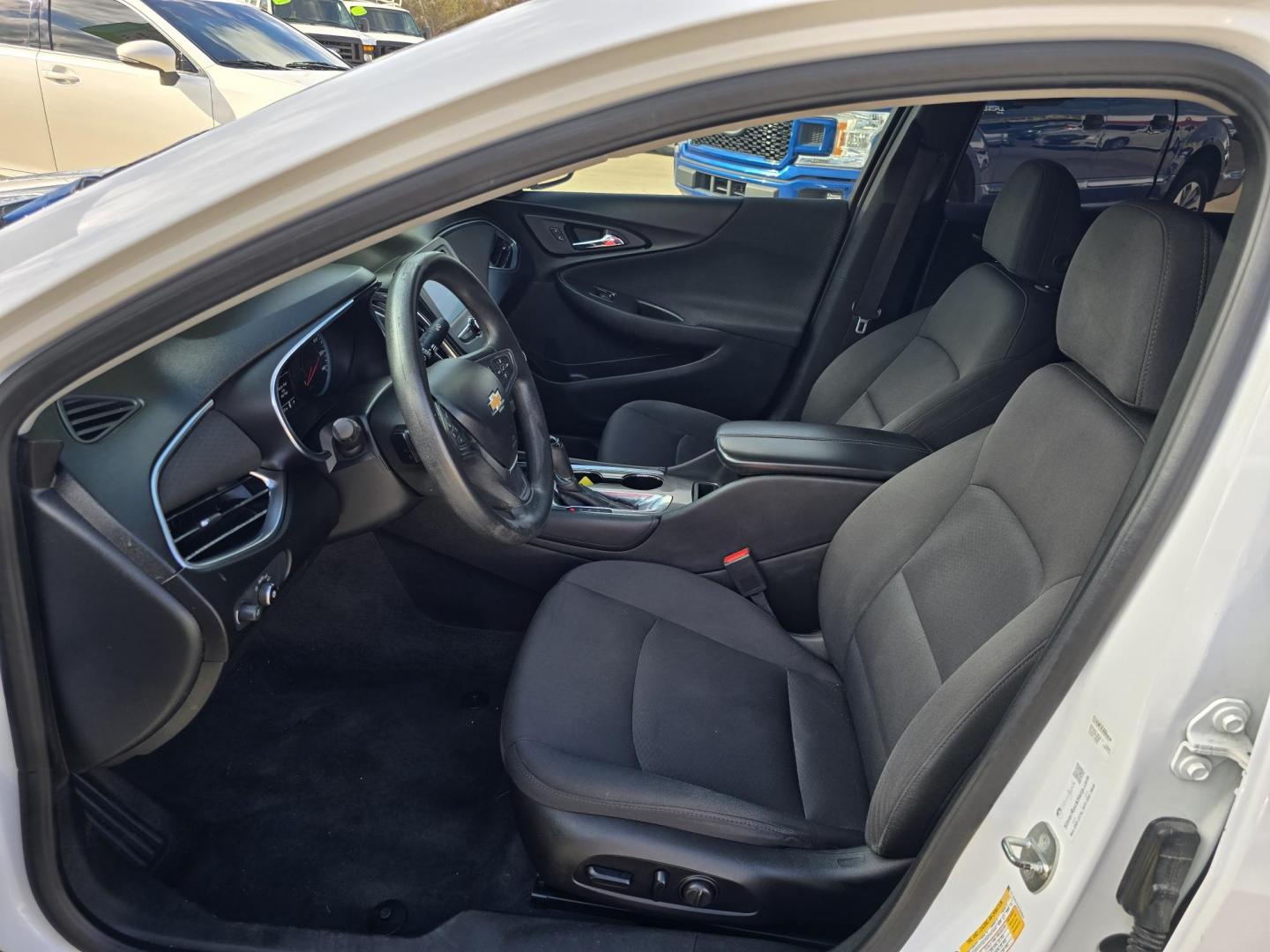 2018 WHITE Chevrolet Malibu LT (1G1ZD5ST2JF) with an 1.5L L4 DOHC 16V engine, 6A transmission, located at 2660 S.Garland Avenue, Garland, TX, 75041, (469) 298-3118, 32.885551, -96.655602 - Photo#11