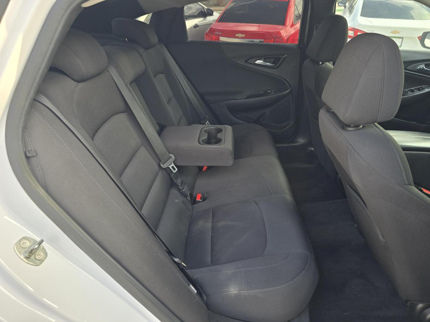 2018 WHITE Chevrolet Malibu LT (1G1ZD5ST2JF) with an 1.5L L4 DOHC 16V engine, 6A transmission, located at 2660 S.Garland Avenue, Garland, TX, 75041, (469) 298-3118, 32.885551, -96.655602 - Photo#17