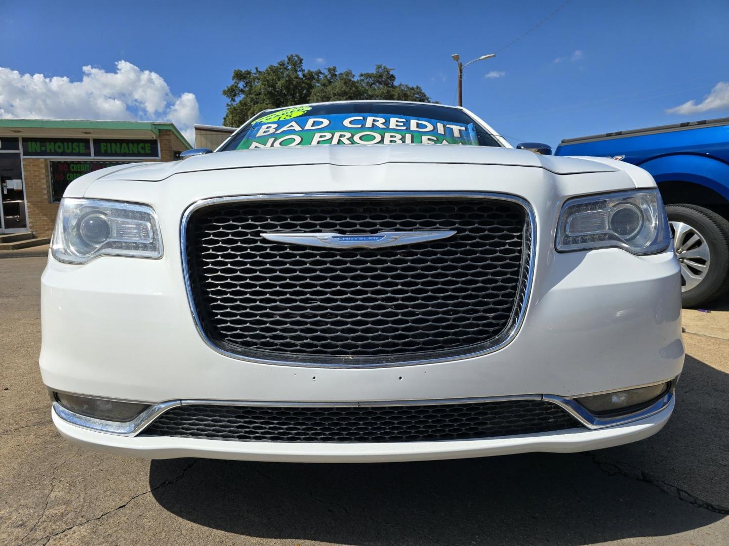 2018 WHITE Chrysler 300 LIMITED (2C3CCAKG4JH) , AUTO transmission, located at 2660 S.Garland Avenue, Garland, TX, 75041, (469) 298-3118, 32.885551, -96.655602 - Welcome to DallasAutos4Less, one of the Premier BUY HERE PAY HERE Dealers in the North Dallas Area. We specialize in financing to people with NO CREDIT or BAD CREDIT. We need proof of income, proof of residence, and a ID. Come buy your new car from us today!! This is a very well cared for 2018 CH - Photo#9
