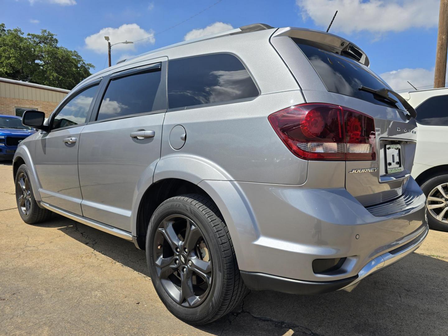 2018 SILVER Dodge Journey Crossroad (3C4PDCGG0JT) with an 3.6L V6 DOHC 24V engine, 4A transmission, located at 2660 S.Garland Avenue, Garland, TX, 75041, (469) 298-3118, 32.885551, -96.655602 - Photo#5