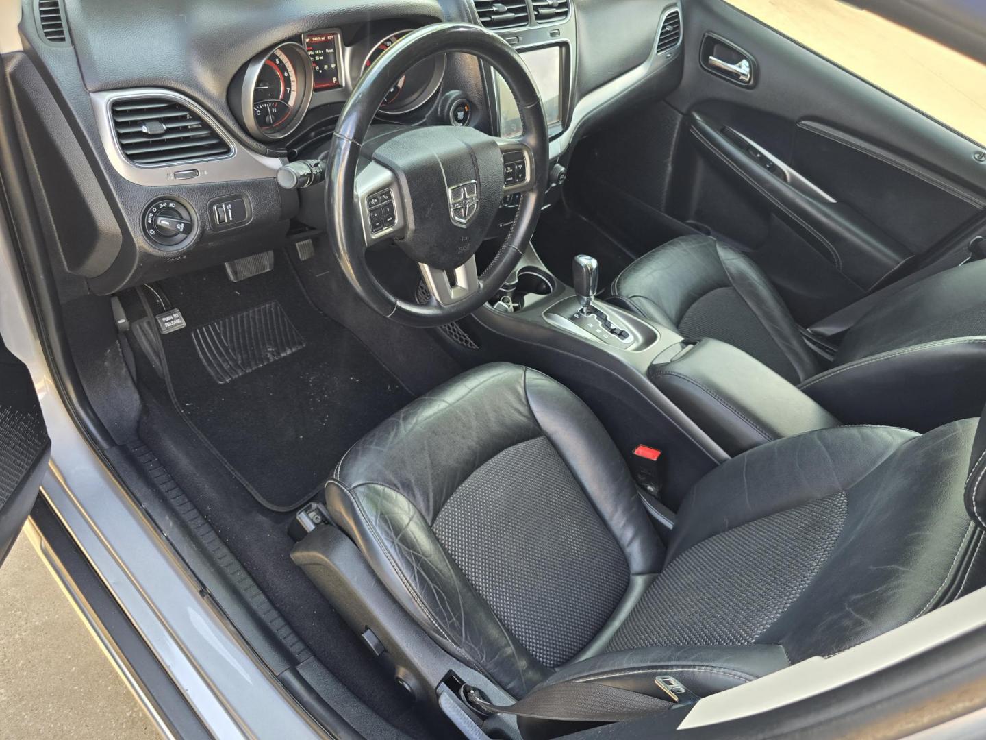 2018 SILVER Dodge Journey Crossroad (3C4PDCGG0JT) with an 3.6L V6 DOHC 24V engine, 4A transmission, located at 2660 S.Garland Avenue, Garland, TX, 75041, (469) 298-3118, 32.885551, -96.655602 - Photo#10