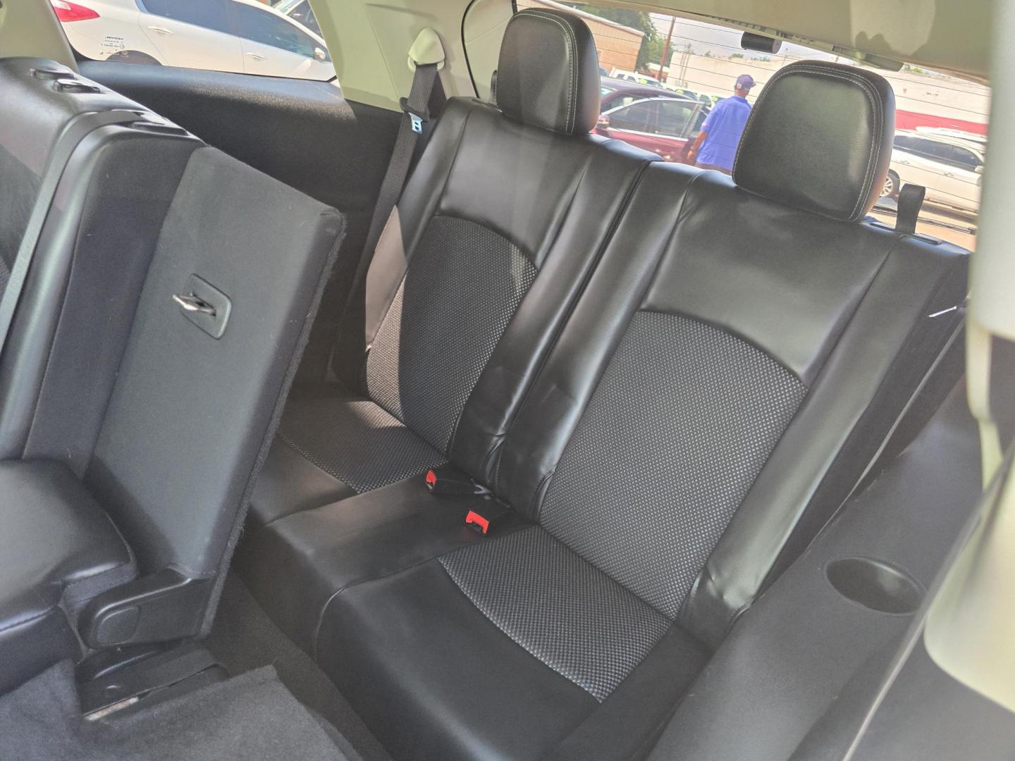 2018 SILVER Dodge Journey Crossroad (3C4PDCGG0JT) with an 3.6L V6 DOHC 24V engine, 4A transmission, located at 2660 S.Garland Avenue, Garland, TX, 75041, (469) 298-3118, 32.885551, -96.655602 - Photo#19