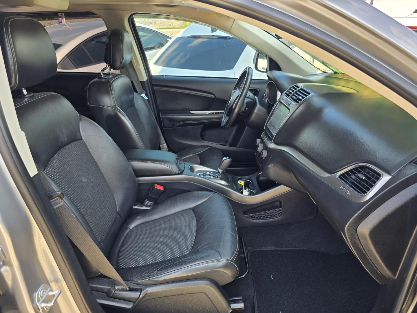2018 SILVER Dodge Journey Crossroad (3C4PDCGG0JT) with an 3.6L V6 DOHC 24V engine, 4A transmission, located at 2660 S.Garland Avenue, Garland, TX, 75041, (469) 298-3118, 32.885551, -96.655602 - Photo#23