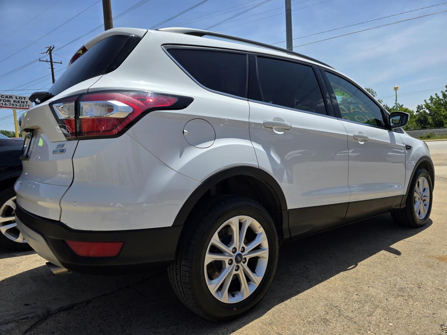 2018 WHITE Ford Escape SE (1FMCU9GD1JU) , AUTO transmission, located at 2660 S.Garland Avenue, Garland, TX, 75041, (469) 298-3118, 32.885551, -96.655602 - Welcome to DallasAutos4Less, one of the Premier BUY HERE PAY HERE Dealers in the North Dallas Area. We specialize in financing to people with NO CREDIT or BAD CREDIT. We need proof of income, proof of residence, and a ID. Come buy your new car from us today!! This is a Super Clean 2018 FORD ESCAP - Photo#3
