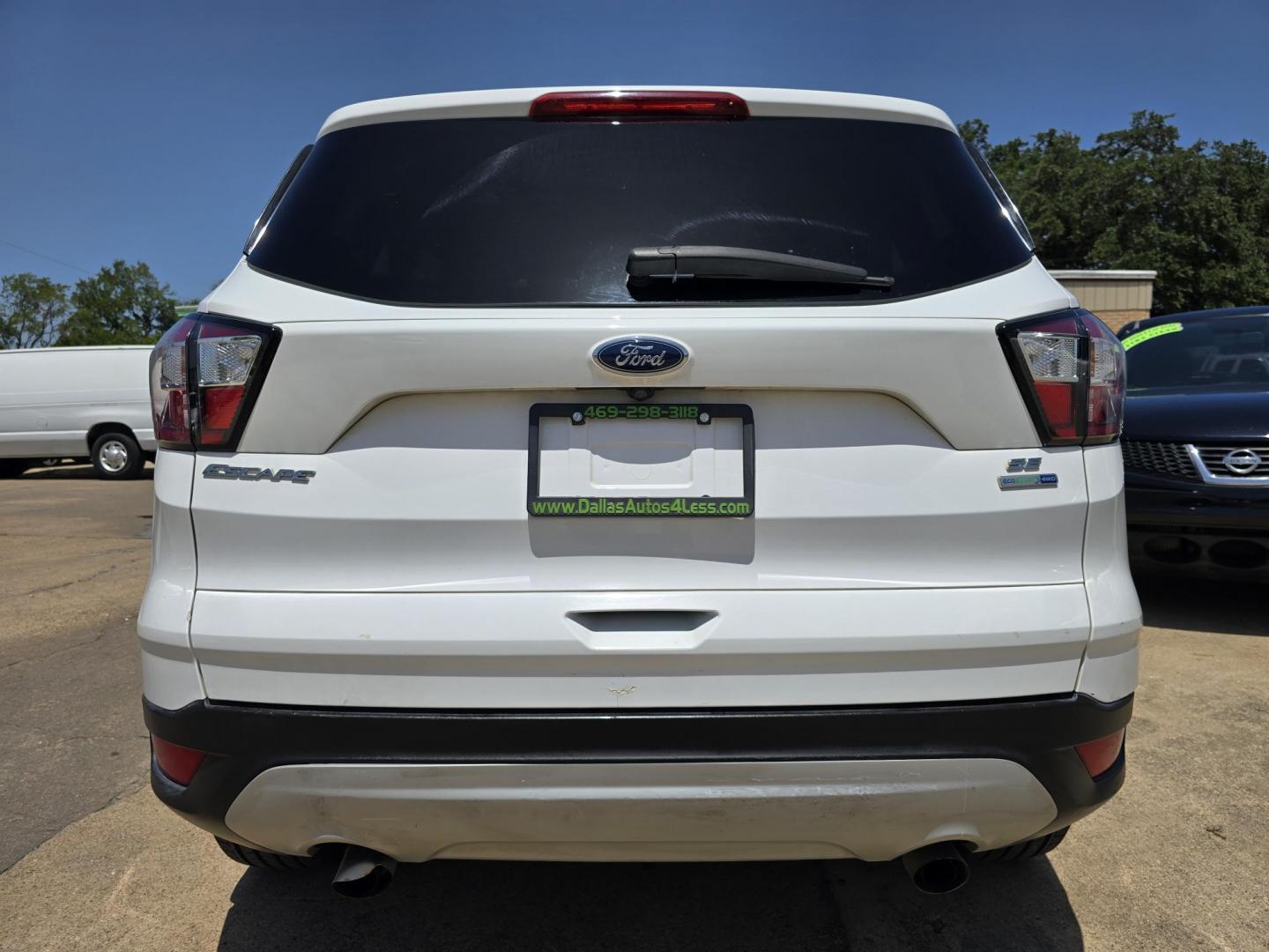 2018 WHITE Ford Escape SE (1FMCU9GD1JU) , AUTO transmission, located at 2660 S.Garland Avenue, Garland, TX, 75041, (469) 298-3118, 32.885551, -96.655602 - Welcome to DallasAutos4Less, one of the Premier BUY HERE PAY HERE Dealers in the North Dallas Area. We specialize in financing to people with NO CREDIT or BAD CREDIT. We need proof of income, proof of residence, and a ID. Come buy your new car from us today!! This is a Super Clean 2018 FORD ESCAP - Photo#4