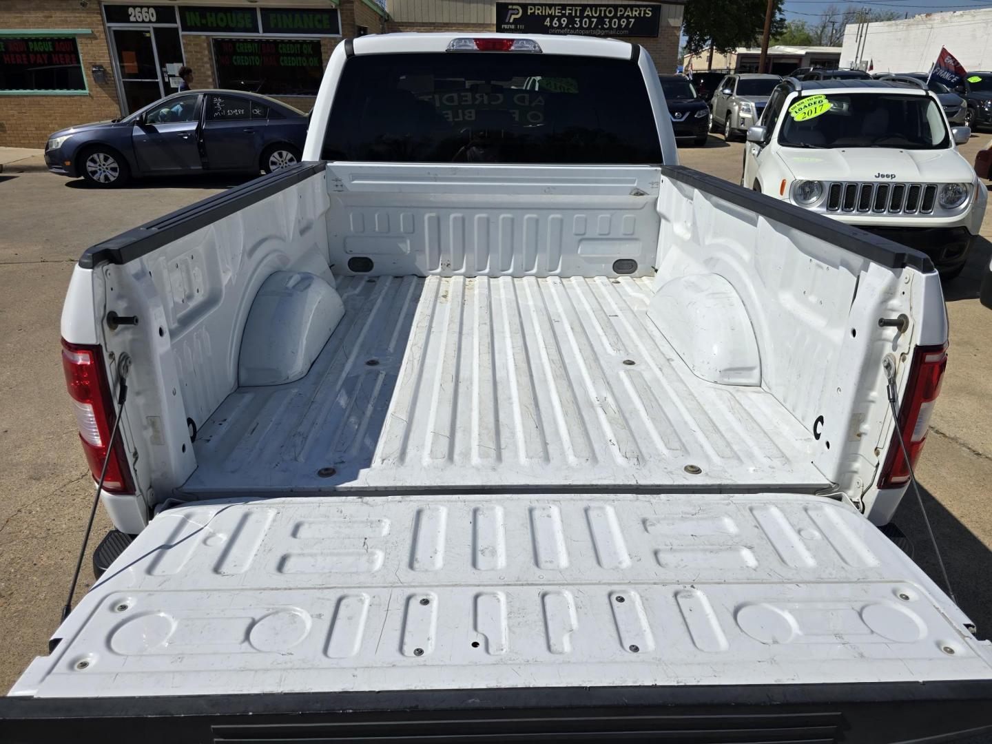 2018 WHITE Ford F-150 XLT (1FTFW1E56JF) with an 5.0L V8 OHV 16V engine, 6A transmission, located at 2660 S.Garland Avenue, Garland, TX, 75041, (469) 298-3118, 32.885551, -96.655602 - Photo#5