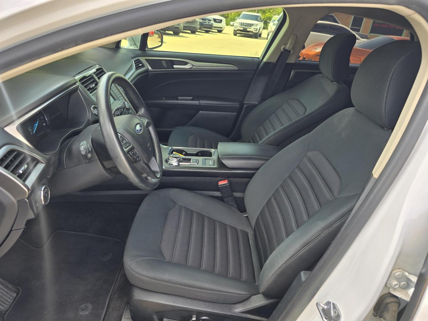 2018 Ford Fusion SE (3FA6P0H73JR) with an 2.5L L4 DOHC 16V engine, 6A transmission, located at 2660 S.Garland Avenue, Garland, TX, 75041, (469) 298-3118, 32.885551, -96.655602 - Photo#11