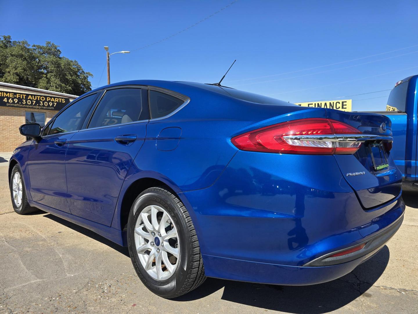 2018 BLUE Ford Fusion S (3FA6P0G72JR) with an 2.5L L4 DOHC 16V engine, 6A transmission, located at 2660 S.Garland Avenue, Garland, TX, 75041, (469) 298-3118, 32.885551, -96.655602 - Photo#5