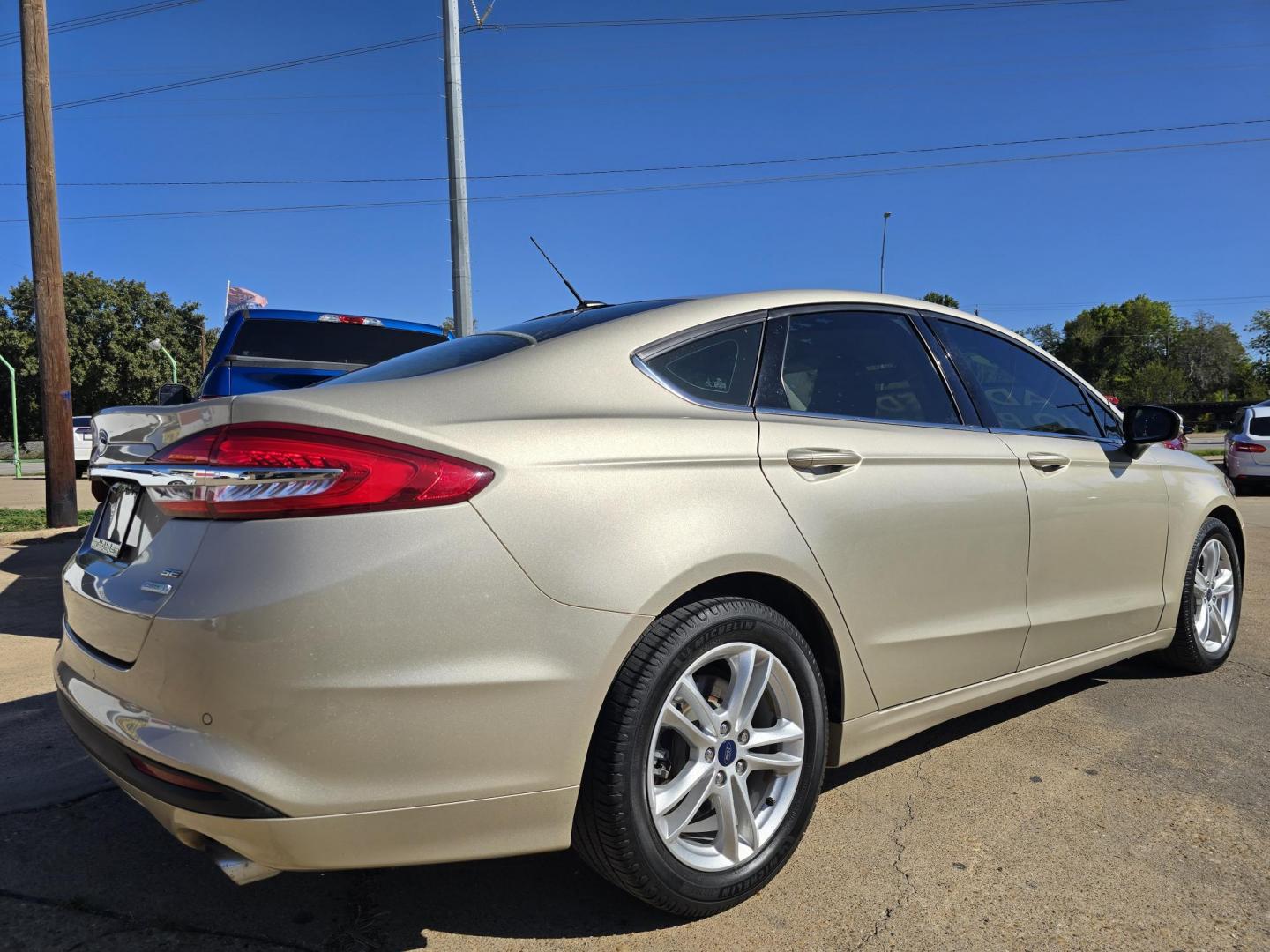 2018 GOLD Ford Fusion SE (3FA6P0HD9JR) with an 1.5L L4 DOHC 16V engine, 6A transmission, located at 2660 S.Garland Avenue, Garland, TX, 75041, (469) 298-3118, 32.885551, -96.655602 - Photo#3