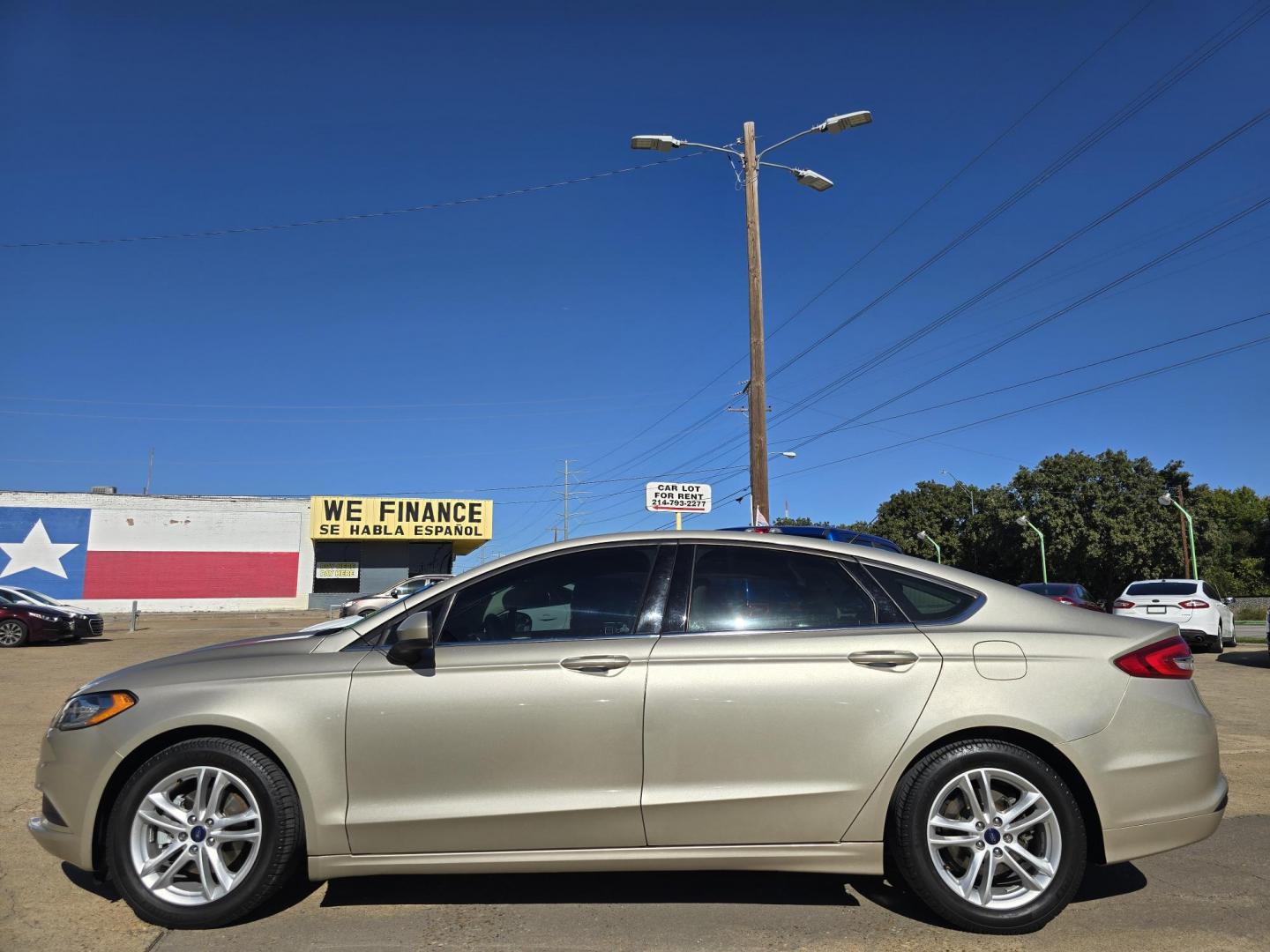 2018 GOLD Ford Fusion SE (3FA6P0HD9JR) with an 1.5L L4 DOHC 16V engine, 6A transmission, located at 2660 S.Garland Avenue, Garland, TX, 75041, (469) 298-3118, 32.885551, -96.655602 - Photo#6