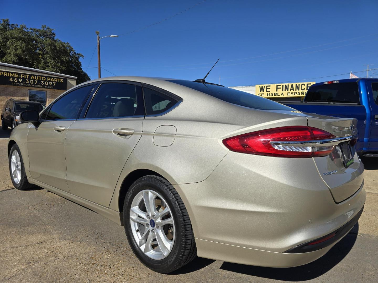 2018 GOLD Ford Fusion SE (3FA6P0HD9JR) with an 1.5L L4 DOHC 16V engine, 6A transmission, located at 2660 S.Garland Avenue, Garland, TX, 75041, (469) 298-3118, 32.885551, -96.655602 - Photo#5
