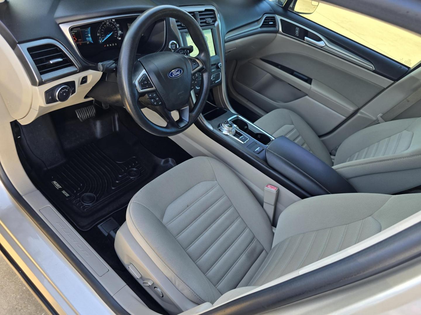 2018 GOLD Ford Fusion SE (3FA6P0HD9JR) with an 1.5L L4 DOHC 16V engine, 6A transmission, located at 2660 S.Garland Avenue, Garland, TX, 75041, (469) 298-3118, 32.885551, -96.655602 - Photo#10