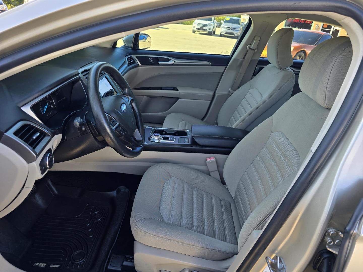 2018 GOLD Ford Fusion SE (3FA6P0HD9JR) with an 1.5L L4 DOHC 16V engine, 6A transmission, located at 2660 S.Garland Avenue, Garland, TX, 75041, (469) 298-3118, 32.885551, -96.655602 - Photo#11