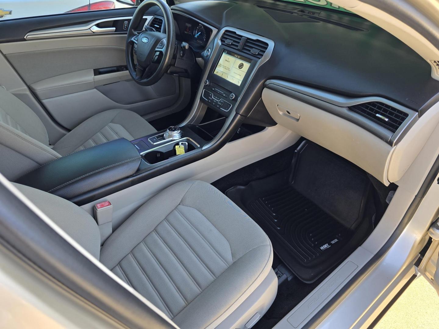 2018 GOLD Ford Fusion SE (3FA6P0HD9JR) with an 1.5L L4 DOHC 16V engine, 6A transmission, located at 2660 S.Garland Avenue, Garland, TX, 75041, (469) 298-3118, 32.885551, -96.655602 - Photo#17