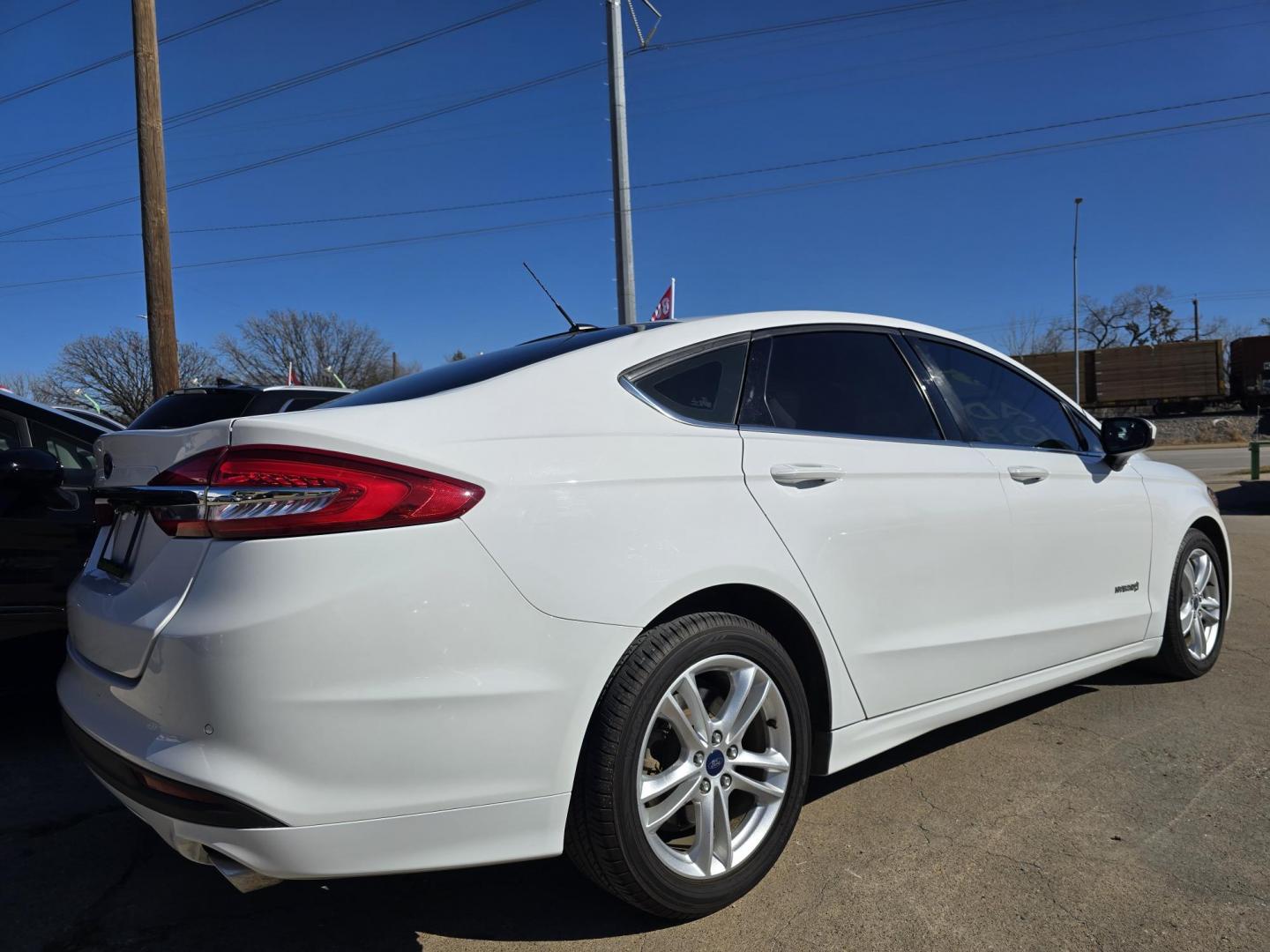 2018 WHITE Ford Fusion Hybrid SE (3FA6P0LU9JR) with an 2.0L L4 DOHC 16V HYBRID engine, CVT transmission, located at 2660 S.Garland Avenue, Garland, TX, 75041, (469) 298-3118, 32.885551, -96.655602 - Photo#3