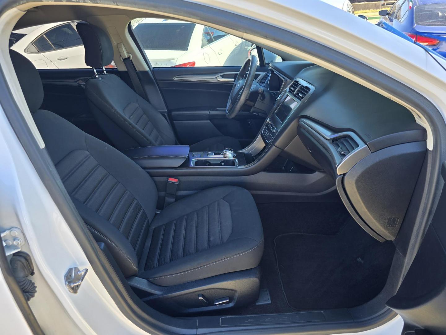 2018 WHITE Ford Fusion Hybrid SE (3FA6P0LU9JR) with an 2.0L L4 DOHC 16V HYBRID engine, CVT transmission, located at 2660 S.Garland Avenue, Garland, TX, 75041, (469) 298-3118, 32.885551, -96.655602 - Photo#18