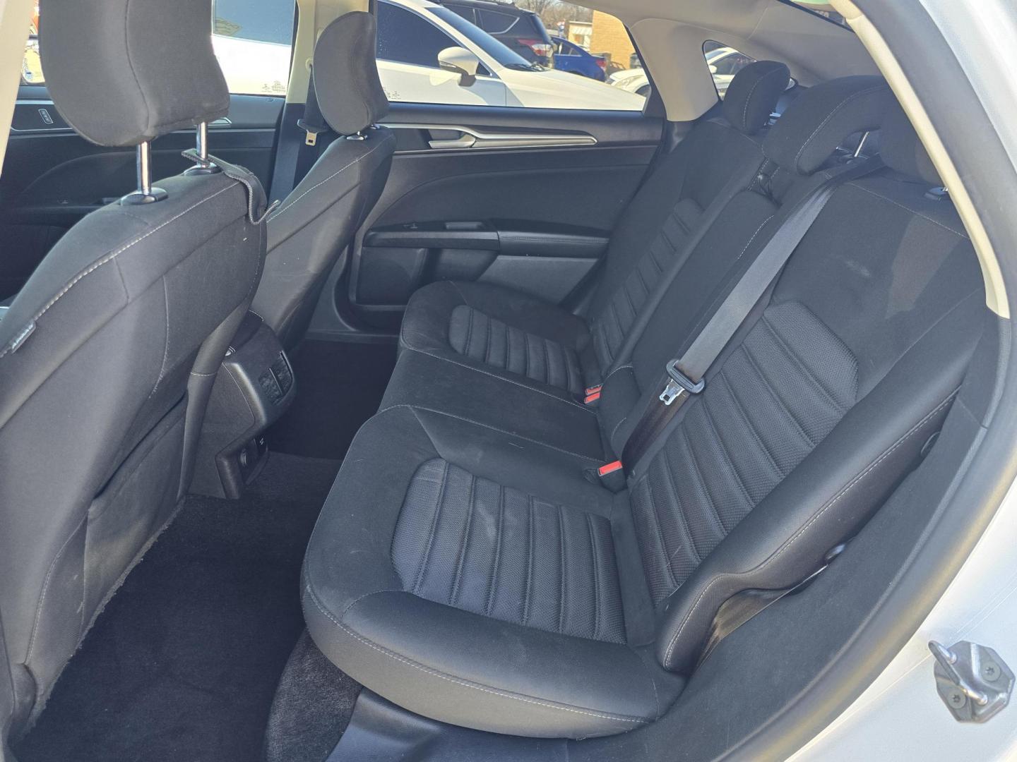 2018 WHITE Ford Fusion Hybrid SE (3FA6P0LU9JR) with an 2.0L L4 DOHC 16V HYBRID engine, CVT transmission, located at 2660 S.Garland Avenue, Garland, TX, 75041, (469) 298-3118, 32.885551, -96.655602 - Photo#16