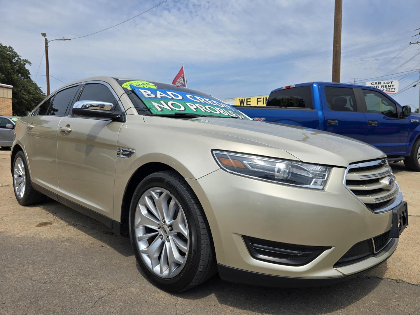2018 GOLD Ford Taurus Limited (1FAHP2F82JG) with an 3.5L V6 DOHC 24V engine, 6A transmission, located at 2660 S.Garland Avenue, Garland, TX, 75041, (469) 298-3118, 32.885551, -96.655602 - Photo#1