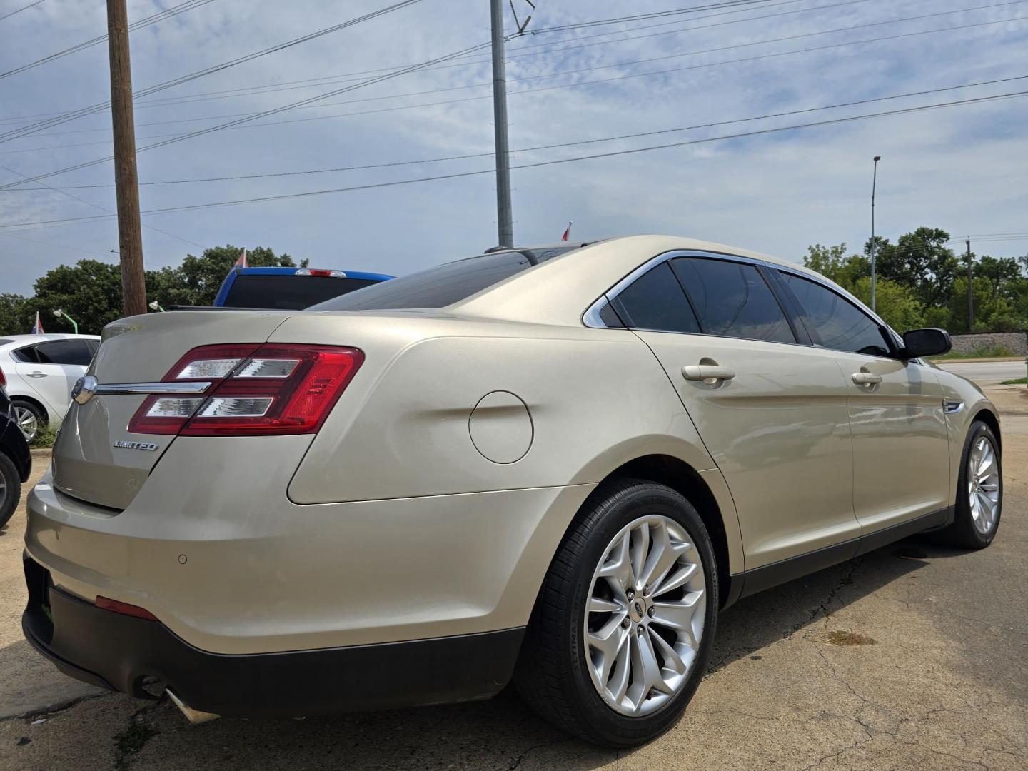 2018 GOLD Ford Taurus Limited (1FAHP2F82JG) with an 3.5L V6 DOHC 24V engine, 6A transmission, located at 2660 S.Garland Avenue, Garland, TX, 75041, (469) 298-3118, 32.885551, -96.655602 - Photo#3