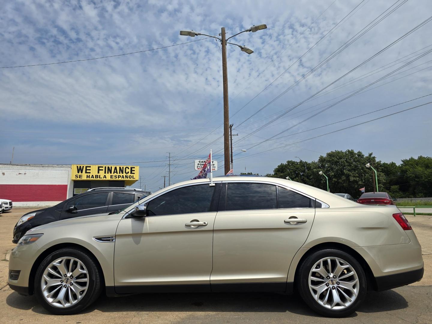 2018 GOLD Ford Taurus Limited (1FAHP2F82JG) with an 3.5L V6 DOHC 24V engine, 6A transmission, located at 2660 S.Garland Avenue, Garland, TX, 75041, (469) 298-3118, 32.885551, -96.655602 - Photo#6