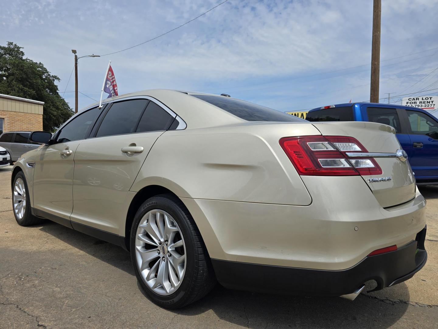 2018 GOLD Ford Taurus Limited (1FAHP2F82JG) with an 3.5L V6 DOHC 24V engine, 6A transmission, located at 2660 S.Garland Avenue, Garland, TX, 75041, (469) 298-3118, 32.885551, -96.655602 - Photo#5