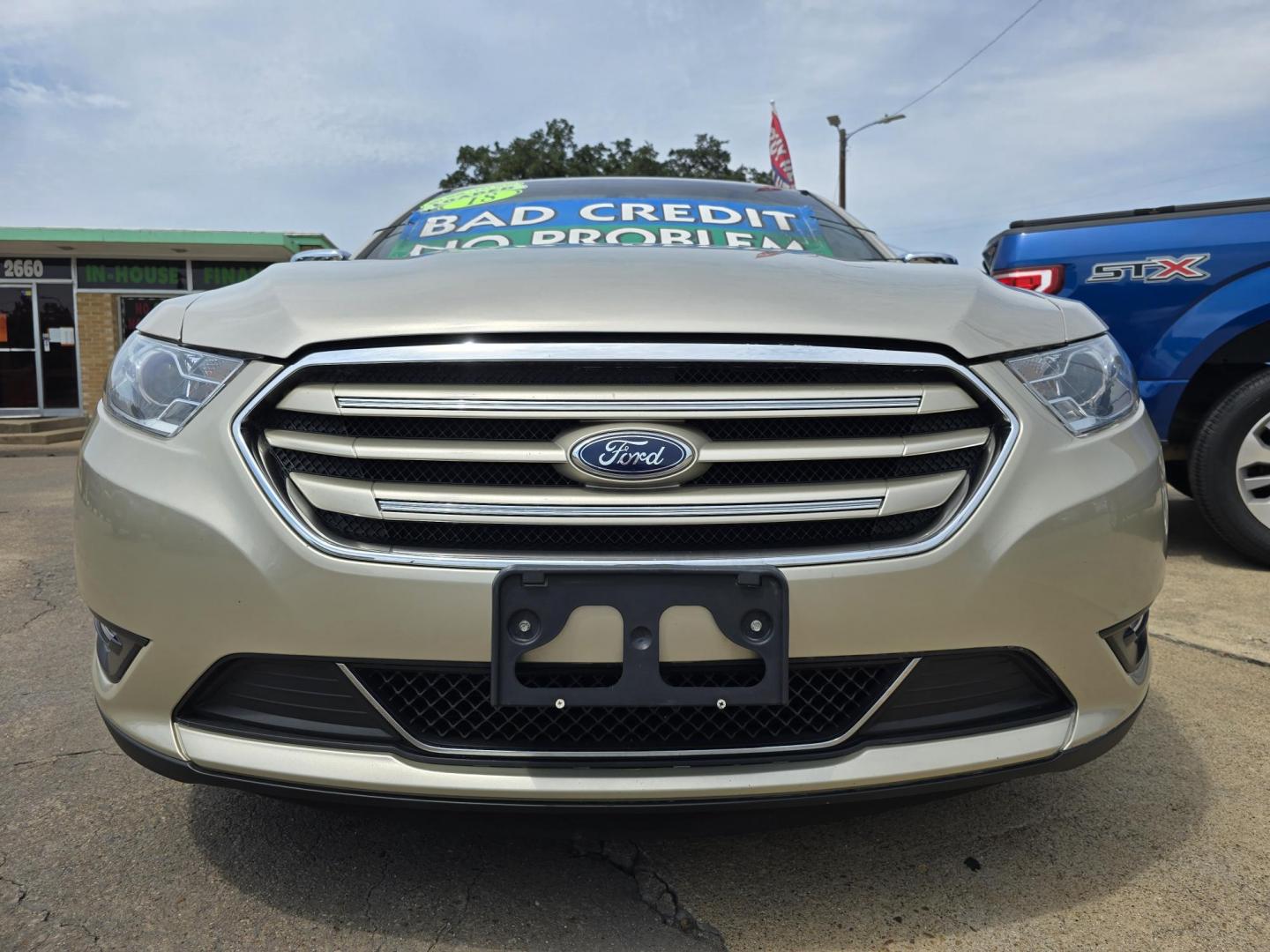 2018 GOLD Ford Taurus Limited (1FAHP2F82JG) with an 3.5L V6 DOHC 24V engine, 6A transmission, located at 2660 S.Garland Avenue, Garland, TX, 75041, (469) 298-3118, 32.885551, -96.655602 - Photo#9