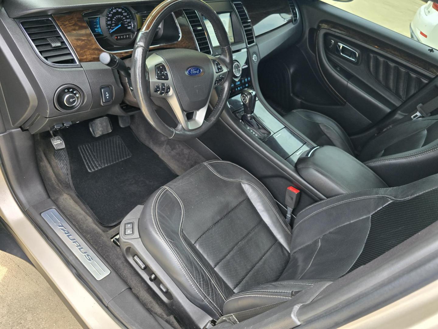 2018 GOLD Ford Taurus Limited (1FAHP2F82JG) with an 3.5L V6 DOHC 24V engine, 6A transmission, located at 2660 S.Garland Avenue, Garland, TX, 75041, (469) 298-3118, 32.885551, -96.655602 - Photo#10