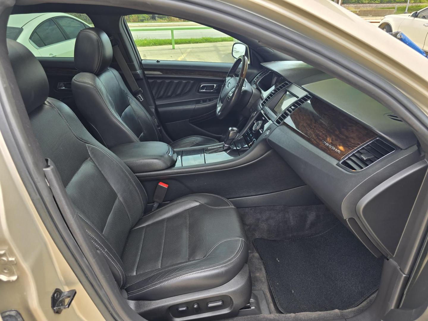 2018 GOLD Ford Taurus Limited (1FAHP2F82JG) with an 3.5L V6 DOHC 24V engine, 6A transmission, located at 2660 S.Garland Avenue, Garland, TX, 75041, (469) 298-3118, 32.885551, -96.655602 - Photo#18