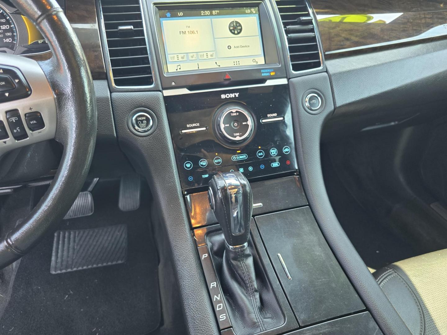 2018 GOLD Ford Taurus Limited (1FAHP2F82JG) with an 3.5L V6 DOHC 24V engine, 6A transmission, located at 2660 S.Garland Avenue, Garland, TX, 75041, (469) 298-3118, 32.885551, -96.655602 - Photo#13