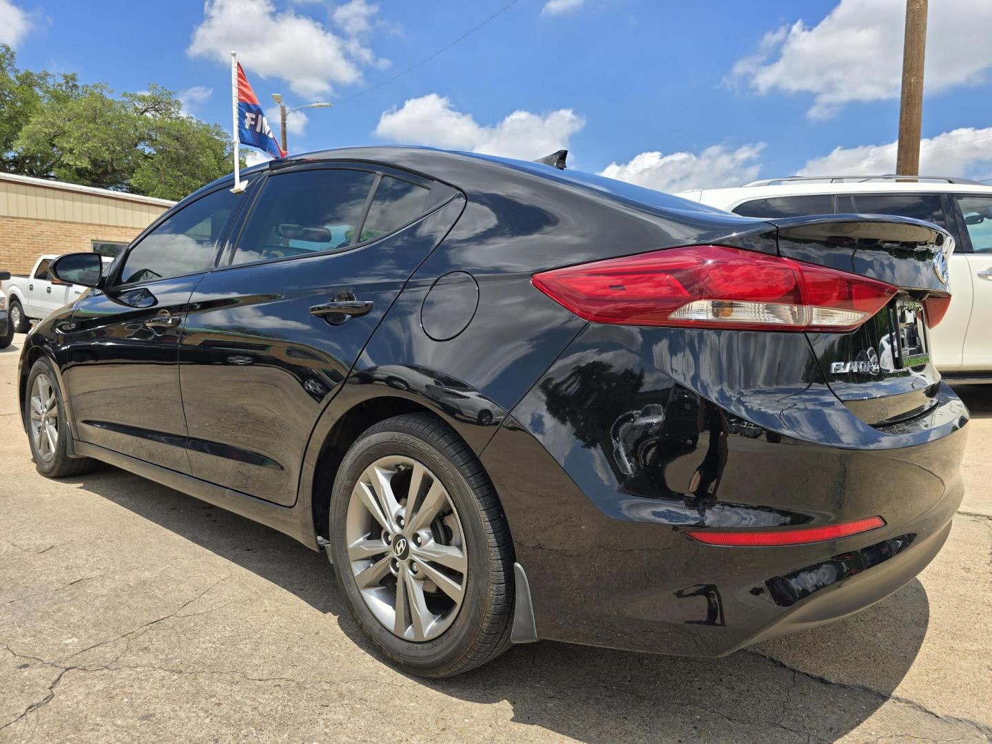 2018 BLACK Hyundai Elantra Limited (5NPD84LFXJH) with an 1.8L L4 DOHC 16V engine, 6A transmission, located at 2660 S.Garland Avenue, Garland, TX, 75041, (469) 298-3118, 32.885551, -96.655602 - Photo#5