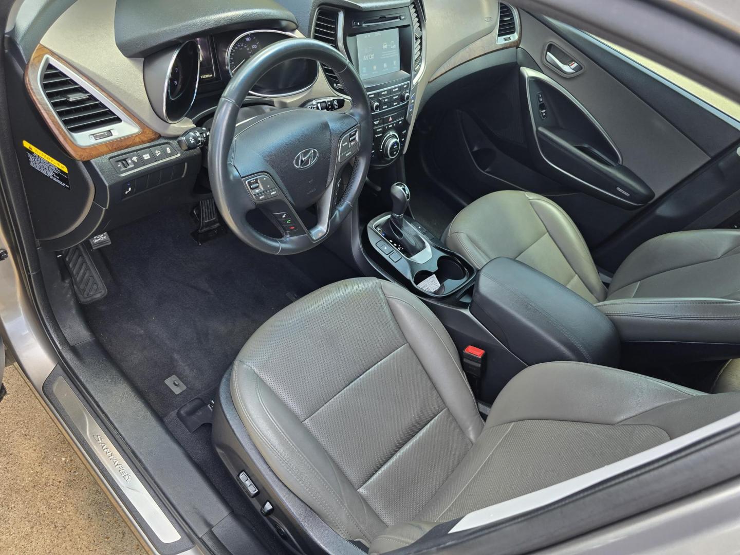 2018 GRAY Hyundai Santa Fe Sport (5XYZU3LB3JG) with an 2.4L L4 DOHC 16V engine, 6A transmission, located at 2660 S.Garland Avenue, Garland, TX, 75041, (469) 298-3118, 32.885551, -96.655602 - Photo#10