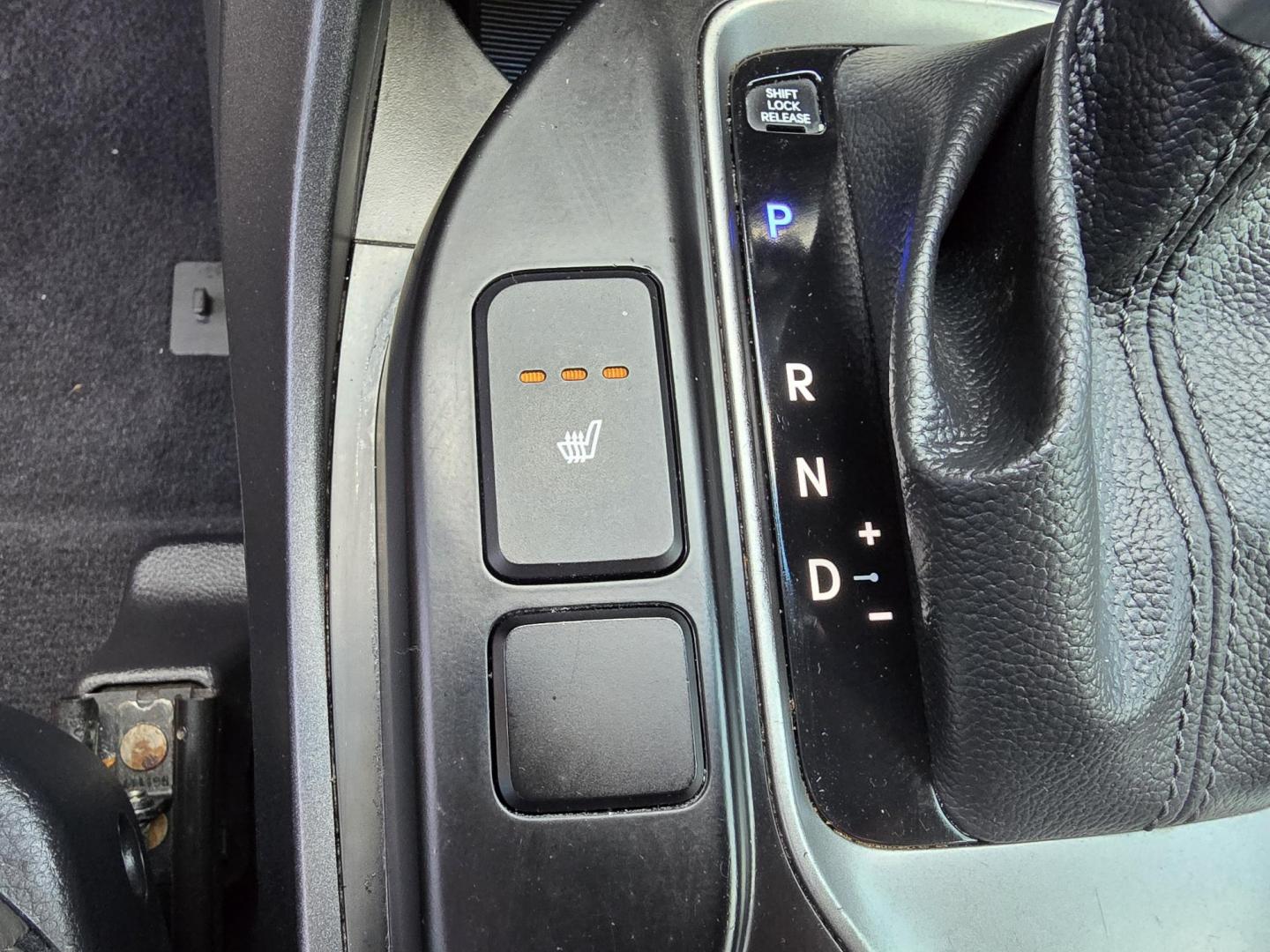 2018 GRAY Hyundai Santa Fe Sport (5XYZU3LB3JG) with an 2.4L L4 DOHC 16V engine, 6A transmission, located at 2660 S.Garland Avenue, Garland, TX, 75041, (469) 298-3118, 32.885551, -96.655602 - Photo#17