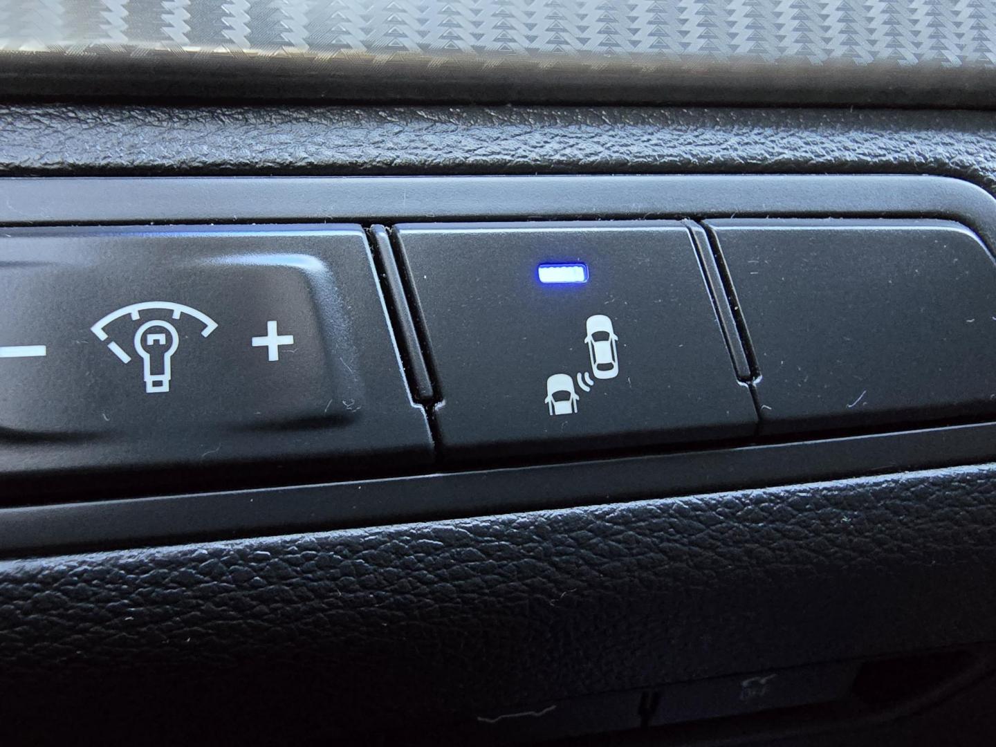 2018 Hyundai Sonata SPORT (5NPE34AF8JH) , AUTO transmission, located at 2660 S.Garland Avenue, Garland, TX, 75041, (469) 298-3118, 32.885551, -96.655602 - Welcome to DallasAutos4Less, one of the Premier BUY HERE PAY HERE Dealers in the North Dallas Area. We specialize in financing to people with NO CREDIT or BAD CREDIT. We need proof of income, proof of residence, and a ID. Come buy your new car from us today!! This is a Very clean 2018 HYUNDAI SON - Photo#8