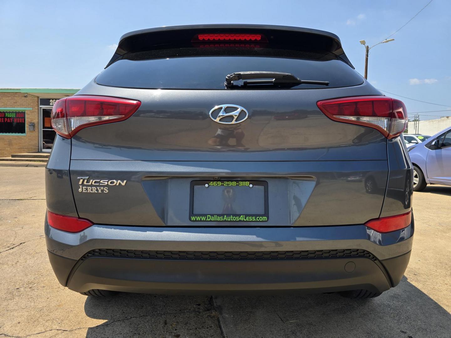 2018 GRAY Hyundai Tucson SE (KM8J33A43JU) with an 2.0L L4 DOHC 16V engine, 6A transmission, located at 2660 S.Garland Avenue, Garland, TX, 75041, (469) 298-3118, 32.885551, -96.655602 - Photo#5