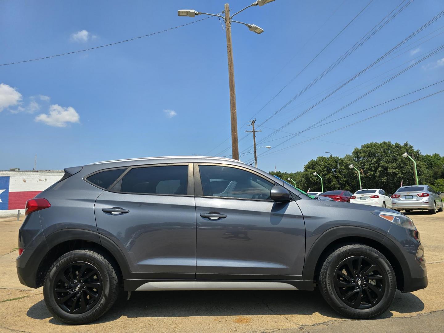 2018 GRAY Hyundai Tucson SE (KM8J33A43JU) with an 2.0L L4 DOHC 16V engine, 6A transmission, located at 2660 S.Garland Avenue, Garland, TX, 75041, (469) 298-3118, 32.885551, -96.655602 - Photo#3