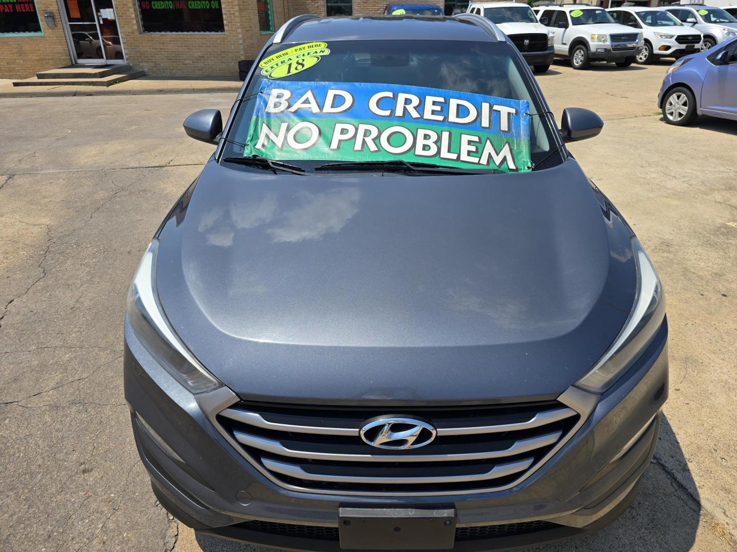 2018 GRAY Hyundai Tucson SE (KM8J33A43JU) with an 2.0L L4 DOHC 16V engine, 6A transmission, located at 2660 S.Garland Avenue, Garland, TX, 75041, (469) 298-3118, 32.885551, -96.655602 - Photo#9