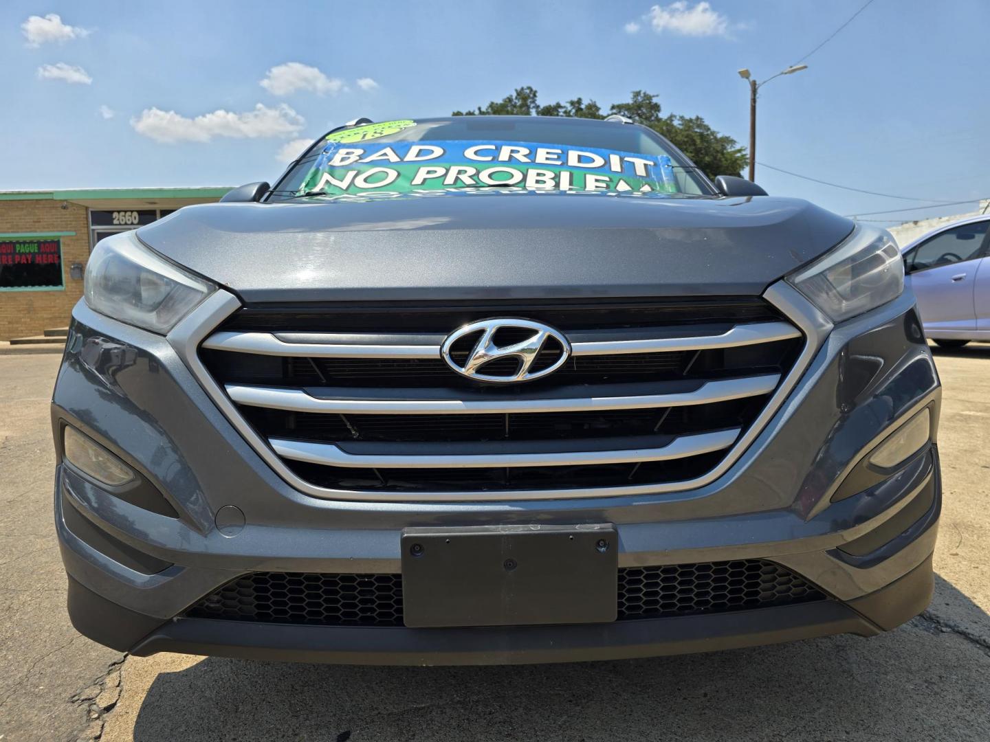 2018 GRAY Hyundai Tucson SE (KM8J33A43JU) with an 2.0L L4 DOHC 16V engine, 6A transmission, located at 2660 S.Garland Avenue, Garland, TX, 75041, (469) 298-3118, 32.885551, -96.655602 - Photo#10