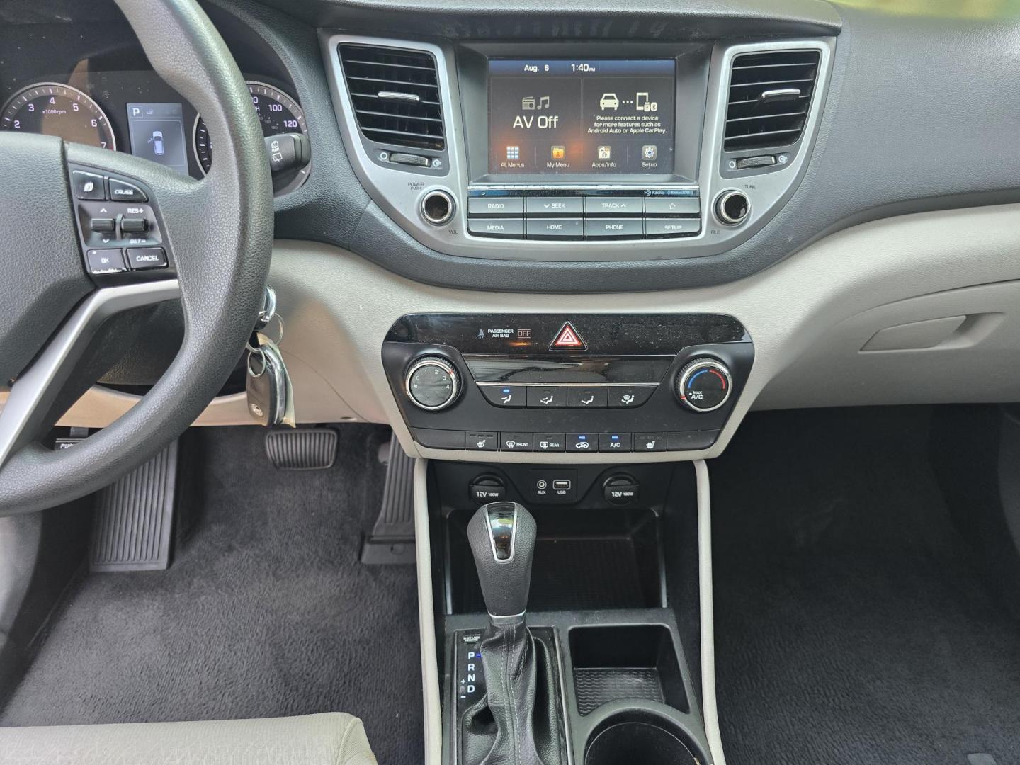 2018 GRAY Hyundai Tucson SE (KM8J33A43JU) with an 2.0L L4 DOHC 16V engine, 6A transmission, located at 2660 S.Garland Avenue, Garland, TX, 75041, (469) 298-3118, 32.885551, -96.655602 - Photo#14