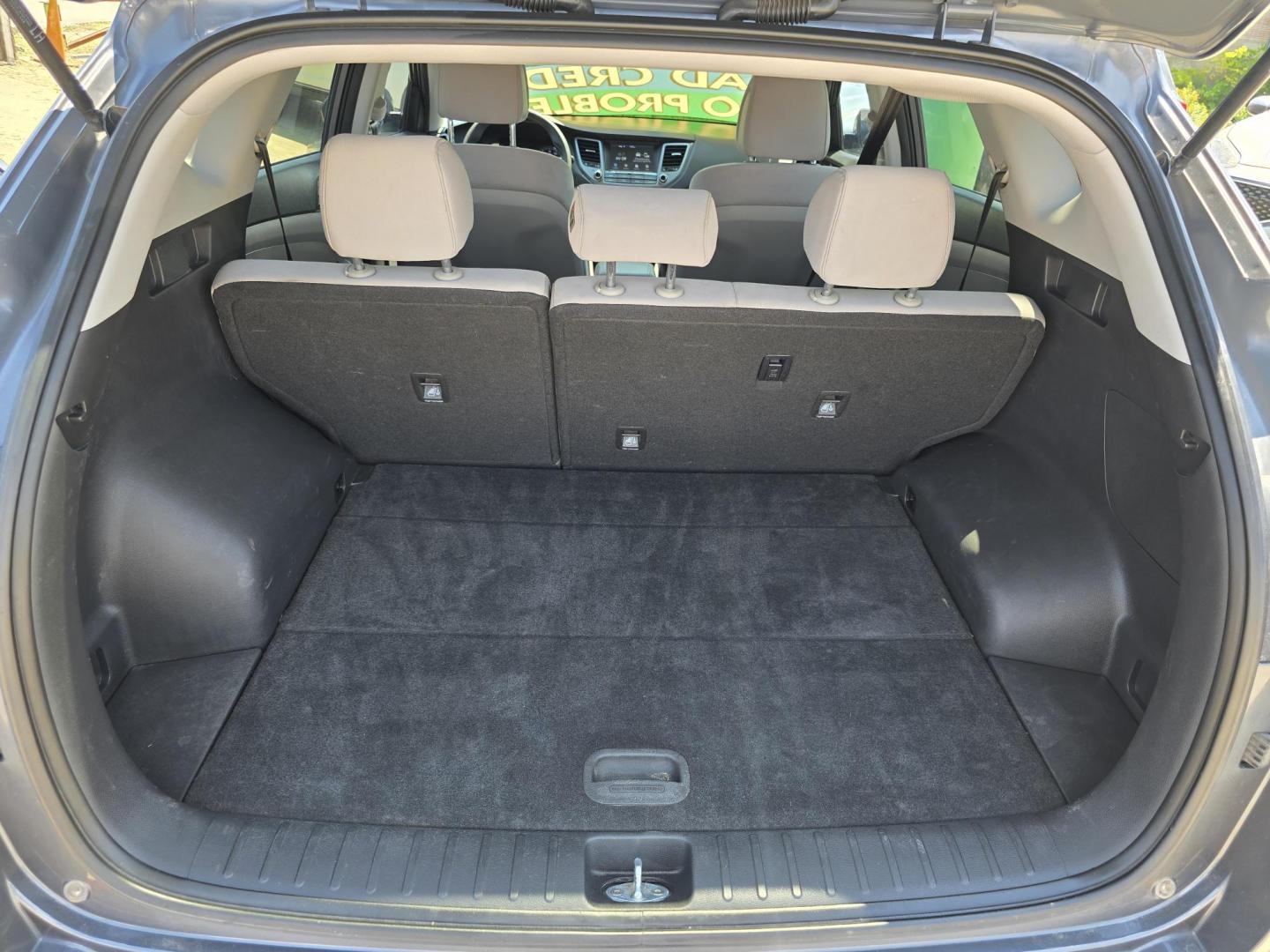 2018 GRAY Hyundai Tucson SE (KM8J33A43JU) with an 2.0L L4 DOHC 16V engine, 6A transmission, located at 2660 S.Garland Avenue, Garland, TX, 75041, (469) 298-3118, 32.885551, -96.655602 - Photo#18